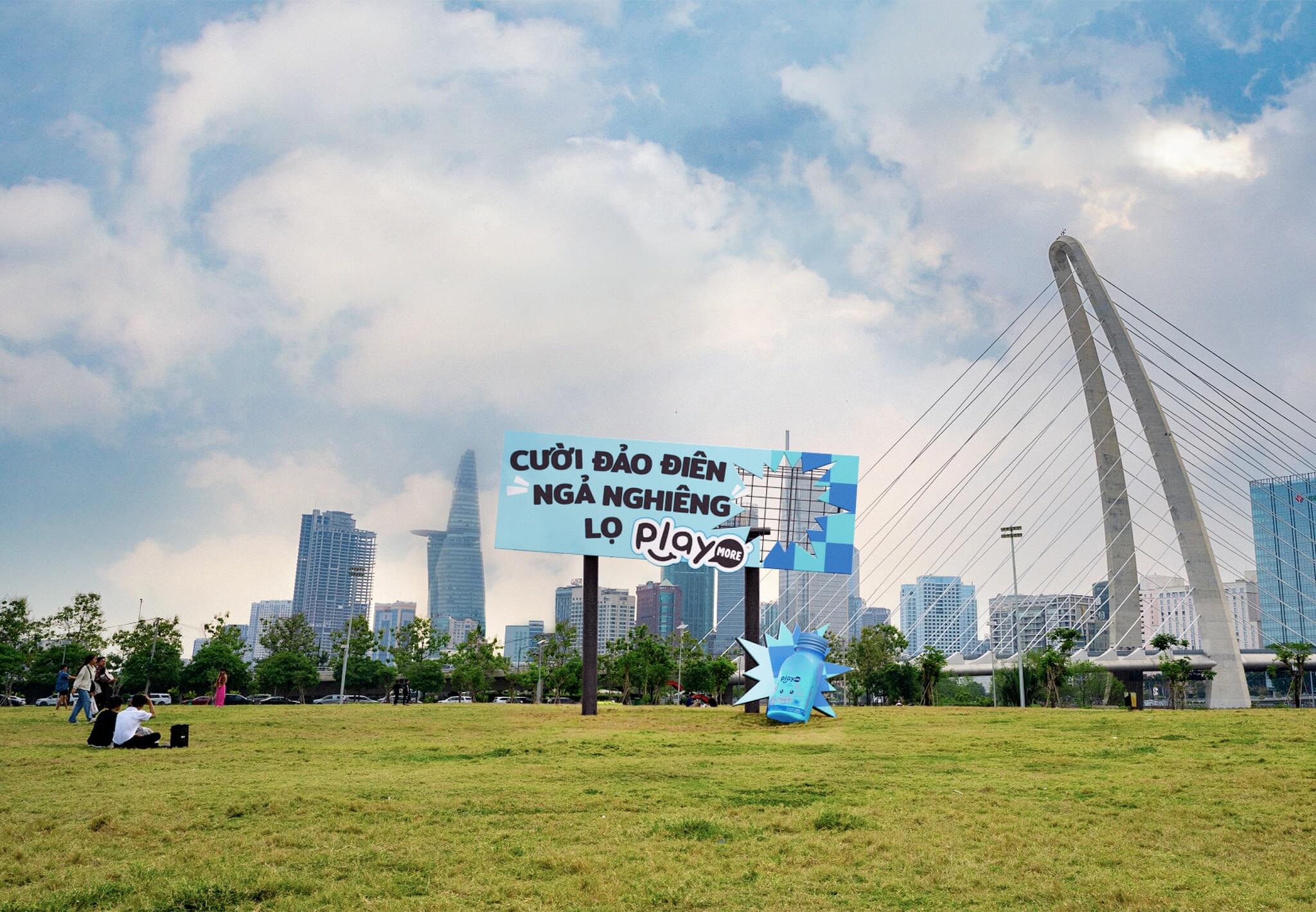 Case Study: Chiến dịch OOH "Kẹo cười rớt cả Billboard" của thương hiệu Playmore 7 Billboard của Playmore khiến người xem như hòa mình vào một không gian thực tế.