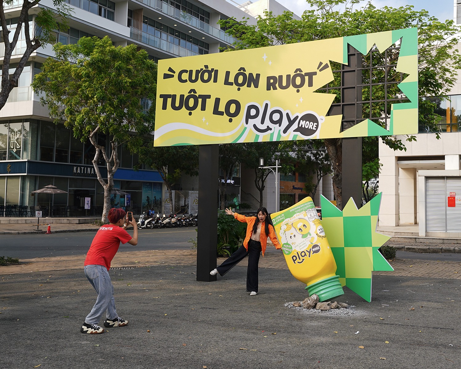 Case Study: Chiến dịch OOH "Kẹo cười rớt cả Billboard" của thương hiệu Playmore 3 Playmore đã kích thích sự tò mò của nhiều người đến checkin, tương tác mạng xã hội